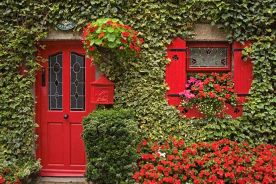 Một ngôi nhà ở hướng Tây hoặc Tây Bắc không nên sơn cửa màu đỏ - Ảnh minh họa.